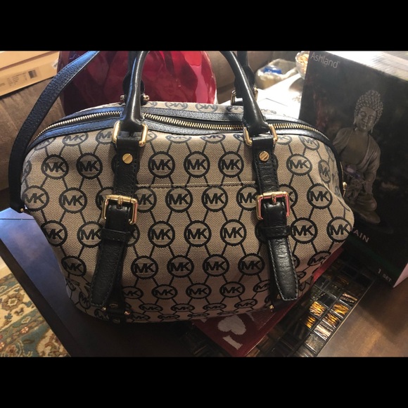 MK boots and purses all authentic. - Picture 5 of 8